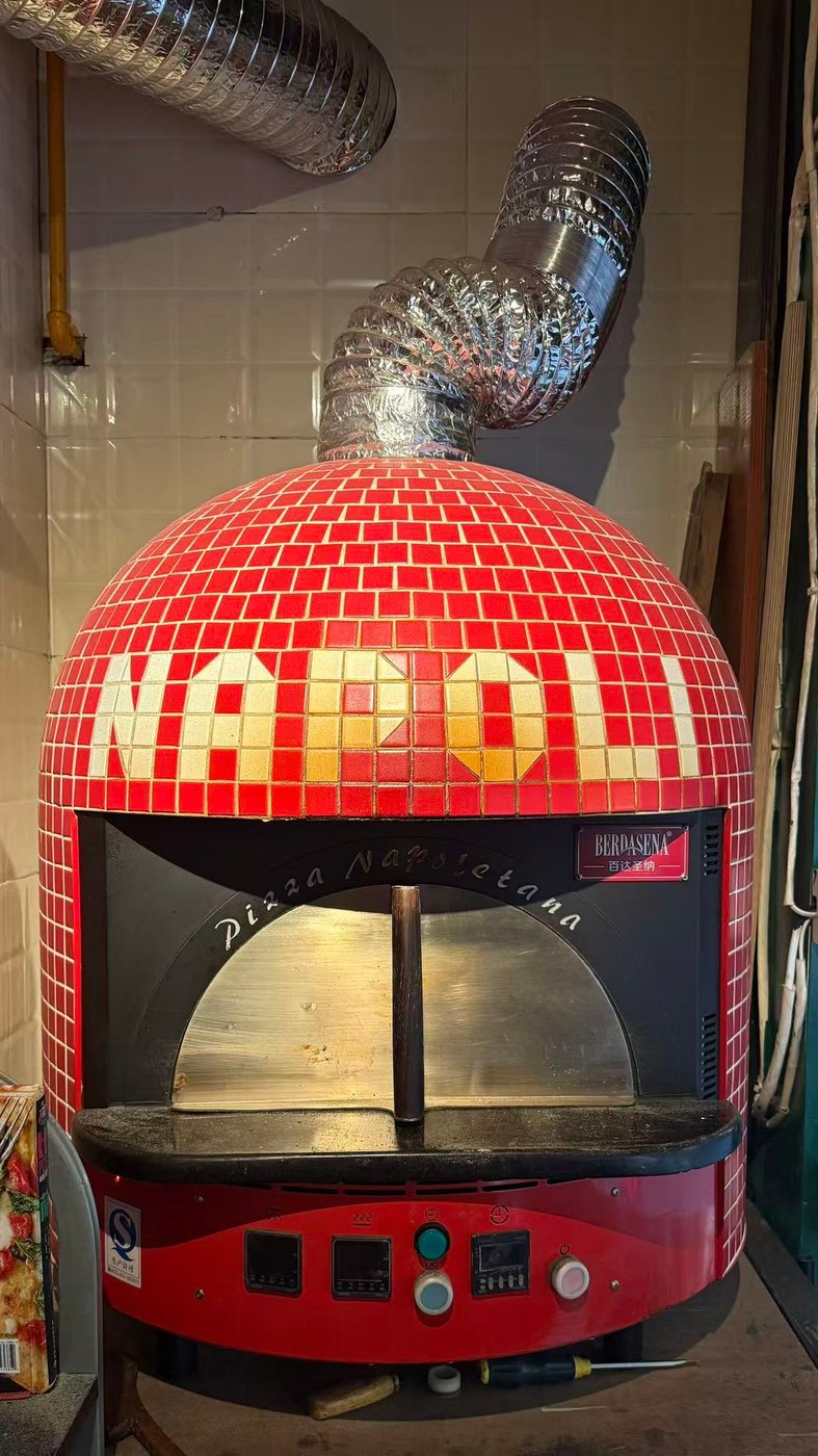 窄门那台 NAPOLI 红马赛克窑炉:Pizza Napoletana,500 度柴火窑